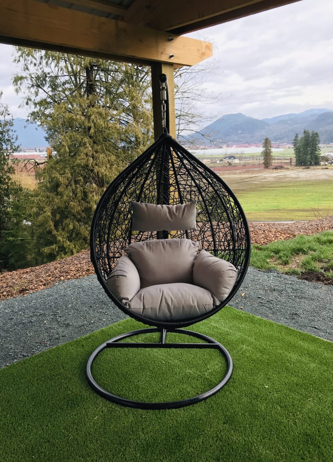 Teardrop swing with light grey cushion image 0